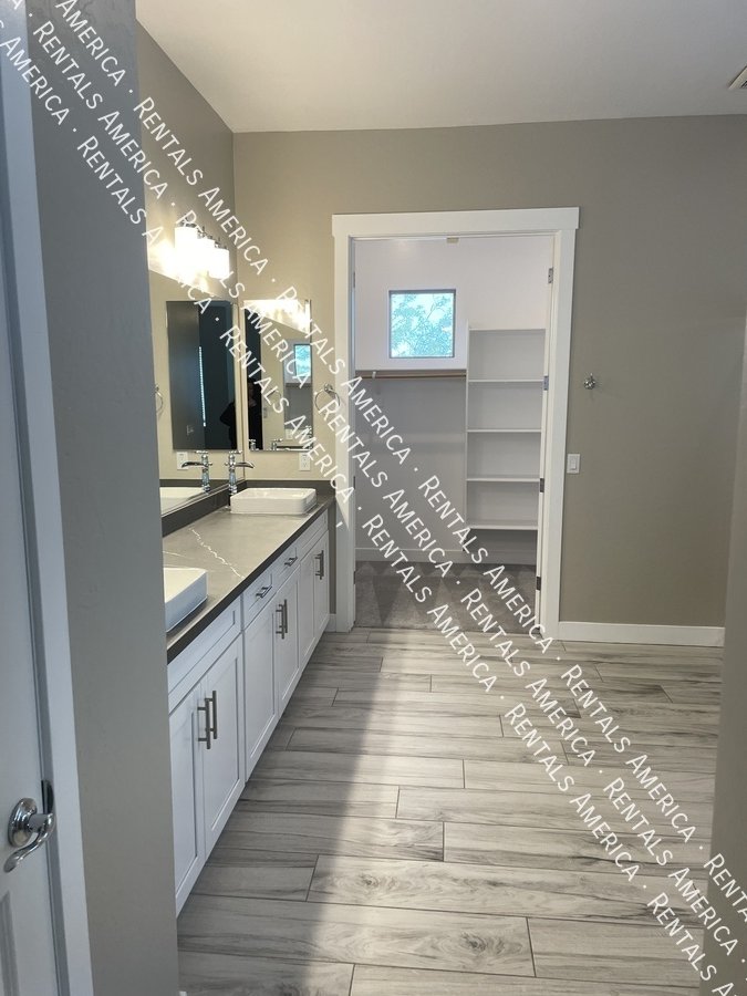 Gorgeous 3bedroom +Den home w/ Pool! property image