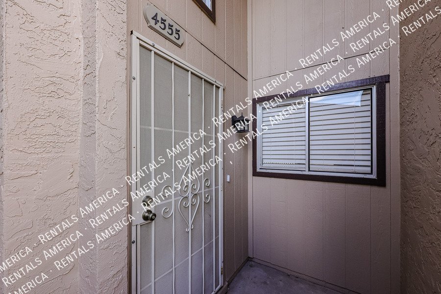 Amazing 2 BR / 2 BA North Glendale Townhome off Bellair Golf Park property image