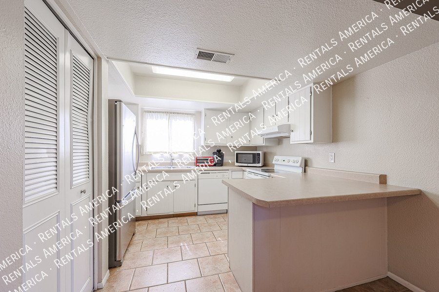 Amazing 2 BR / 2 BA North Glendale Townhome off Bellair Golf Park property image