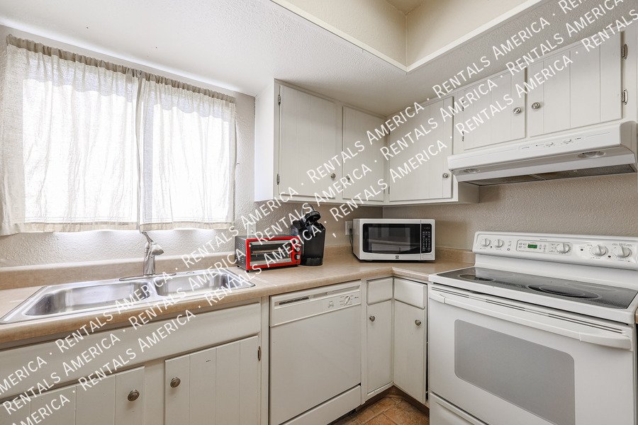 Amazing 2 BR / 2 BA North Glendale Townhome off Bellair Golf Park property image