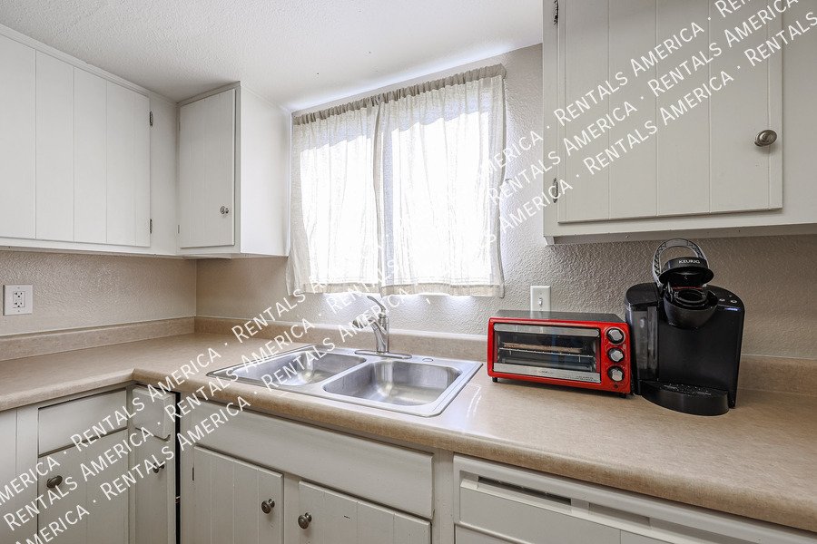 Amazing 2 BR / 2 BA North Glendale Townhome off Bellair Golf Park property image