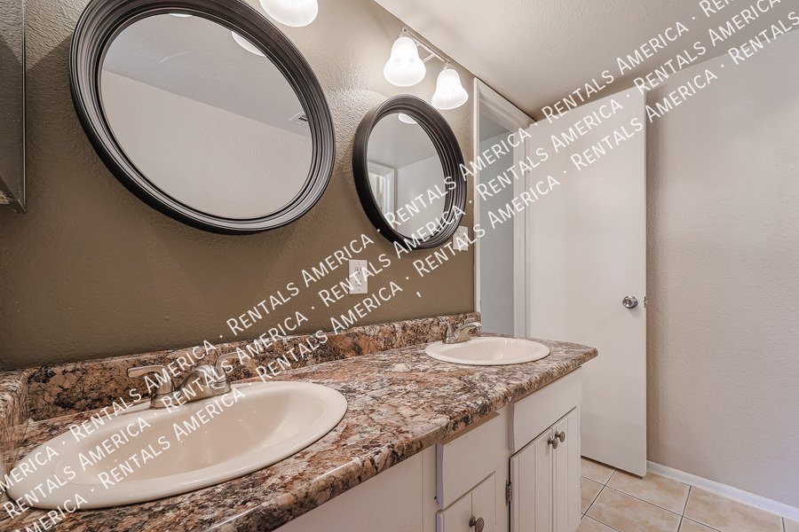 Amazing 2 BR / 2 BA North Glendale Townhome off Bellair Golf Park property image