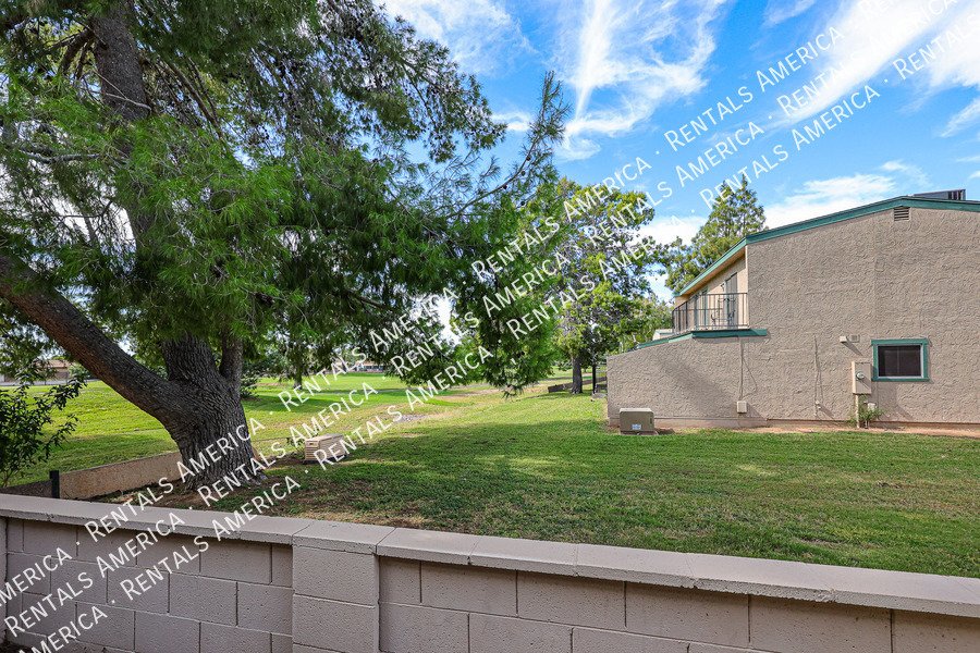 Amazing 2 BR / 2 BA North Glendale Townhome off Bellair Golf Park property image