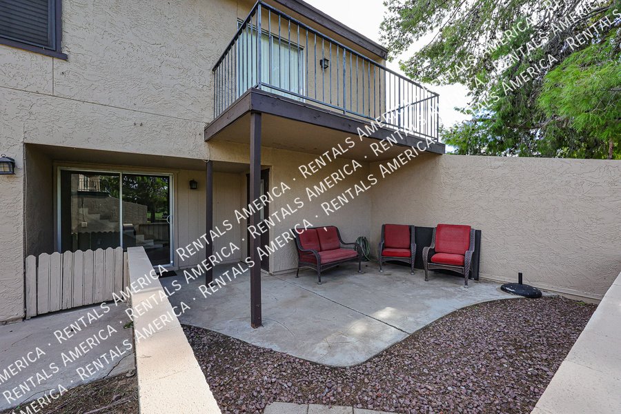 Amazing 2 BR / 2 BA North Glendale Townhome off Bellair Golf Park property image