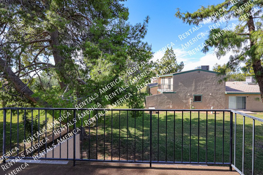 Amazing 2 BR / 2 BA North Glendale Townhome off Bellair Golf Park property image