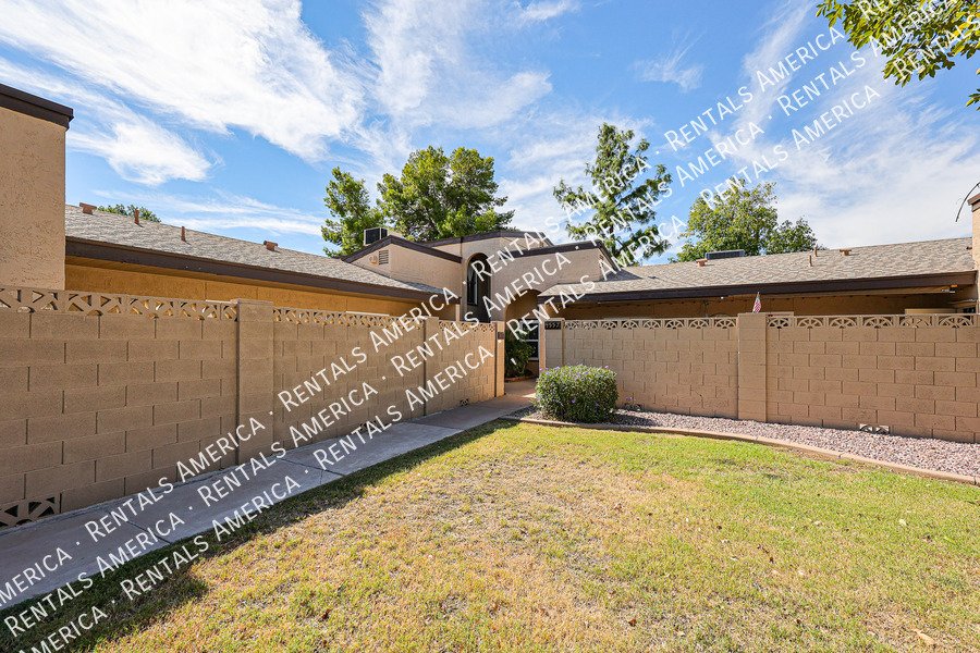 Amazing 2 BR / 2 BA North Glendale Townhome off Bellair Golf Park property image