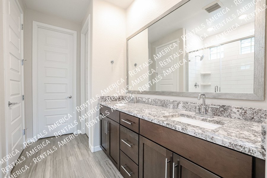 Gorgeous home in a great neighborhood property image