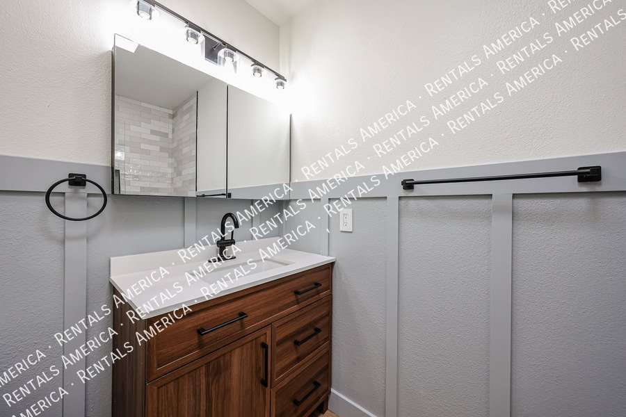 8821 S 48th St property image