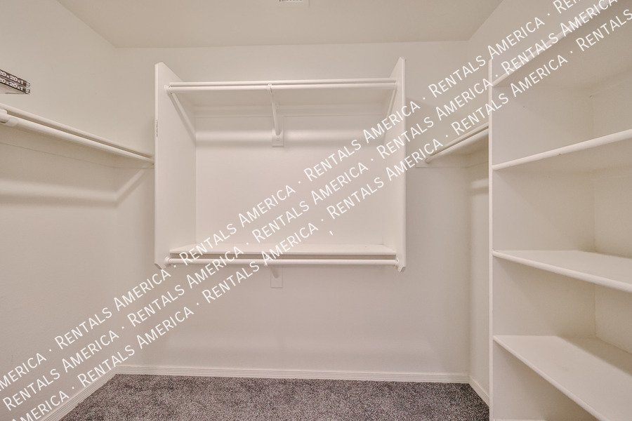 Move In Special! 4 Bed 3 Bath 2 Bonus Rooms Pool! property image