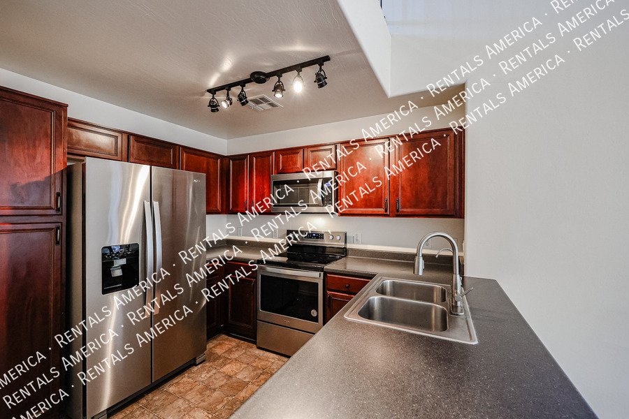 Charming 3 bedroom property image