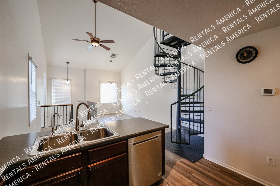 Charming 3 bedroom property image