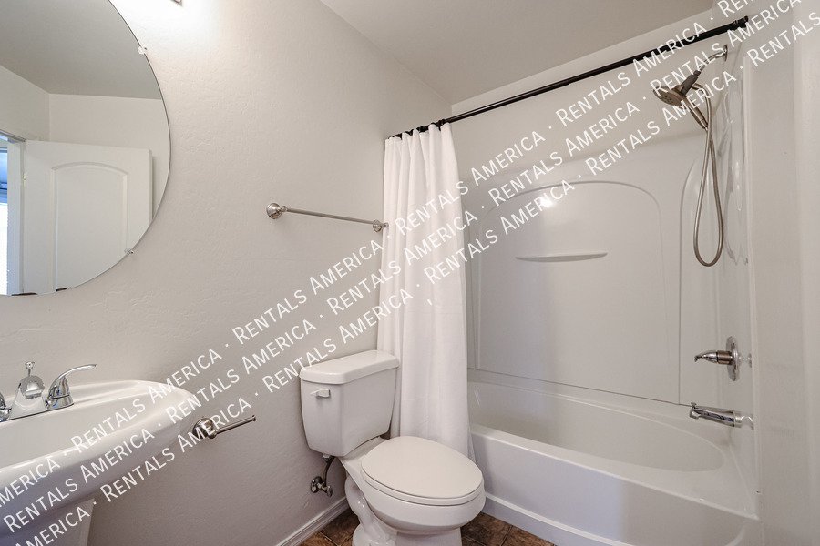 Charming 3 bedroom property image