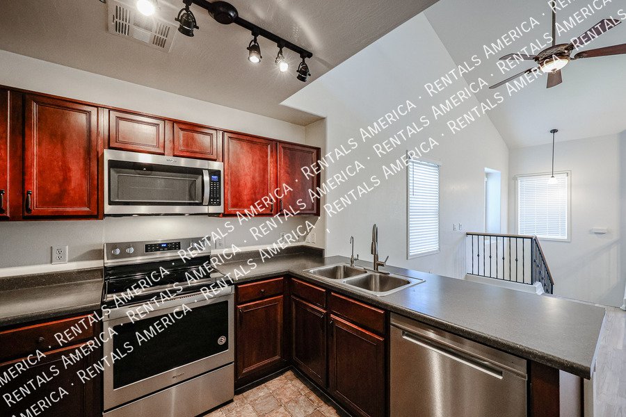 Charming 3 bedroom property image