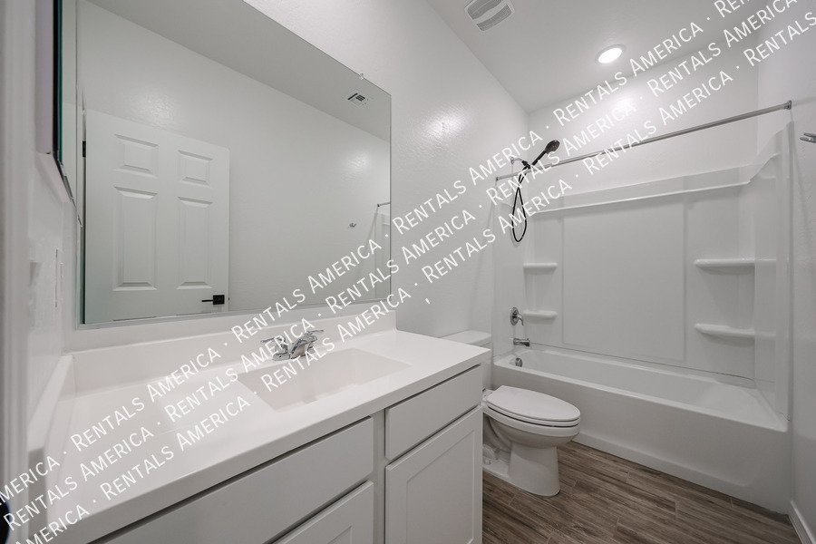 5528 W Mcneil St property image