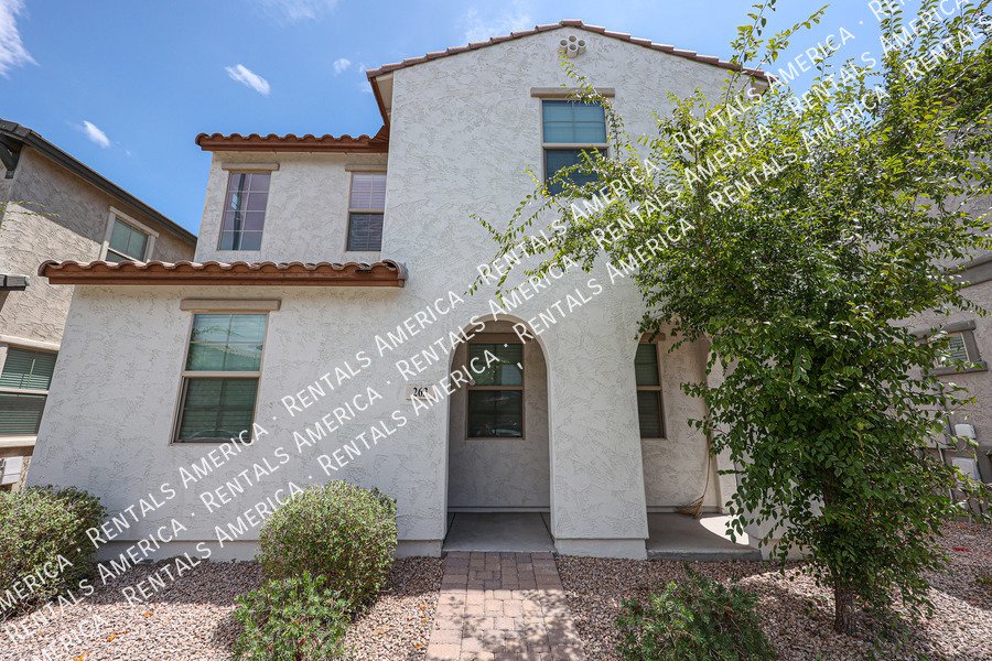 3 bedroom 2.5 bath with Community Pool property image