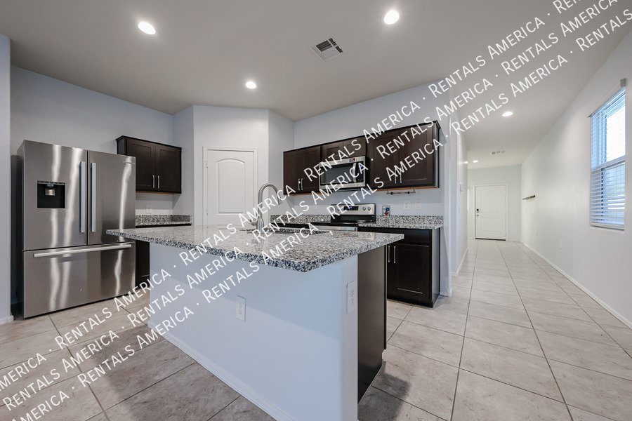 Available now! 3 bed 2 bath in Maricopa property image