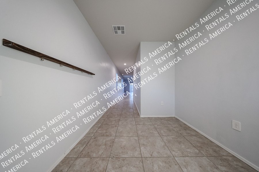 Available now! 3 bed 2 bath in Maricopa property image