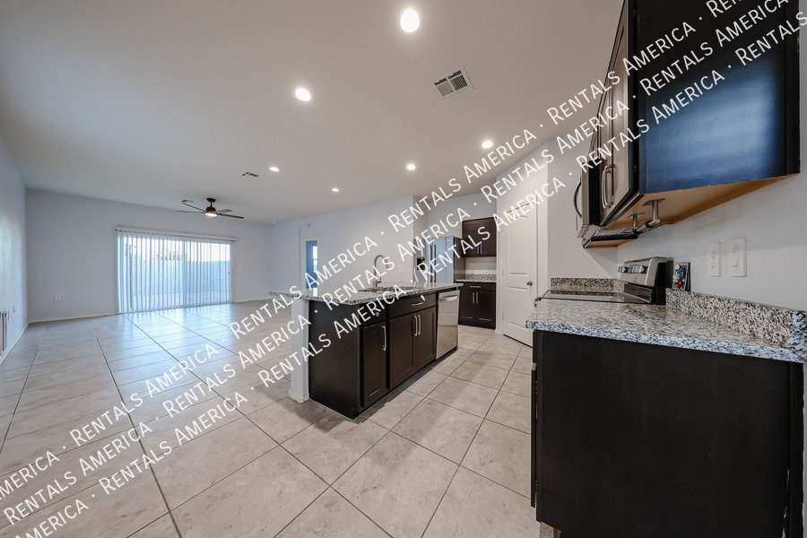 Available now! 3 bed 2 bath in Maricopa property image