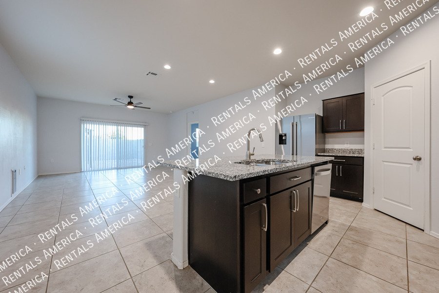 Available now! 3 bed 2 bath in Maricopa property image