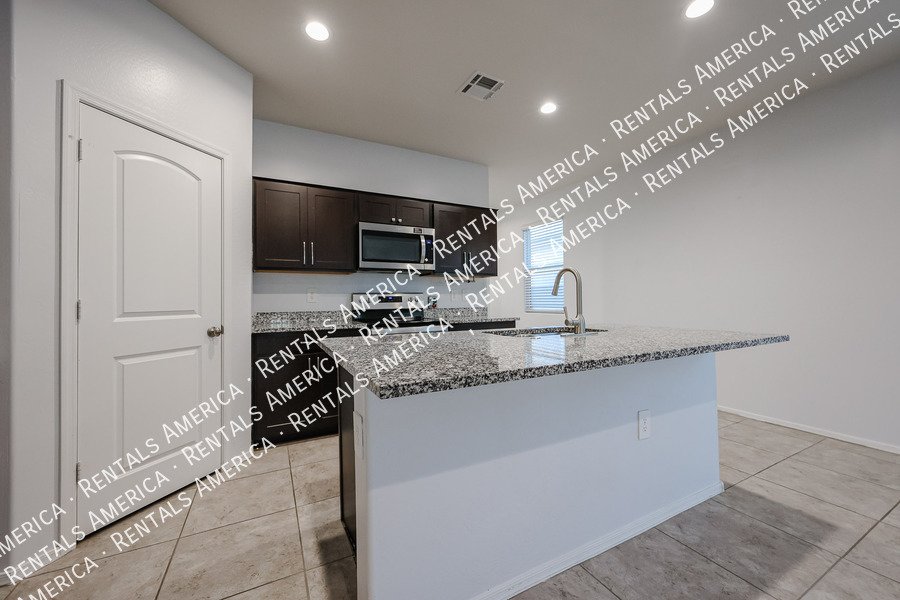 Available now! 3 bed 2 bath in Maricopa property image