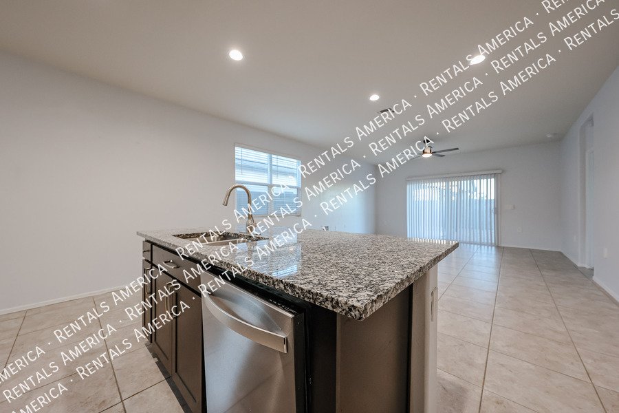 Available now! 3 bed 2 bath in Maricopa property image