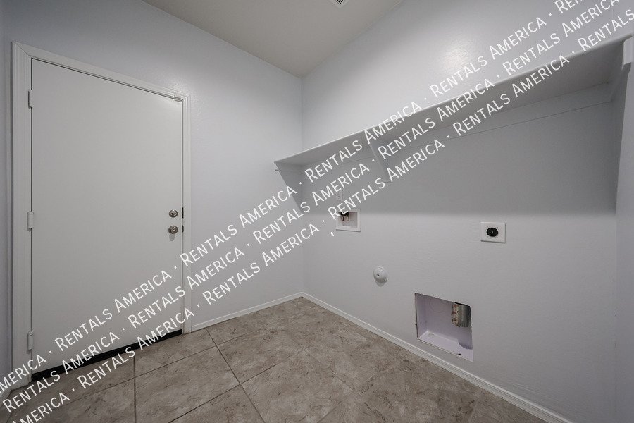 Available now! 3 bed 2 bath in Maricopa property image