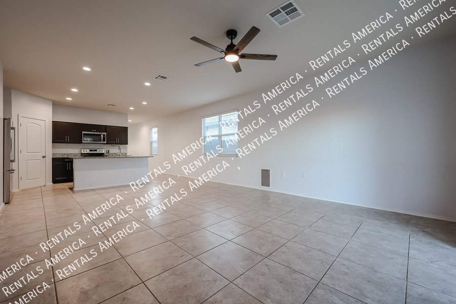 Available now! 3 bed 2 bath in Maricopa property image