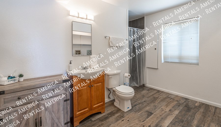 Spacious 5 Bedroom Home With Refreshing Pool & Large Backyard!!! property image