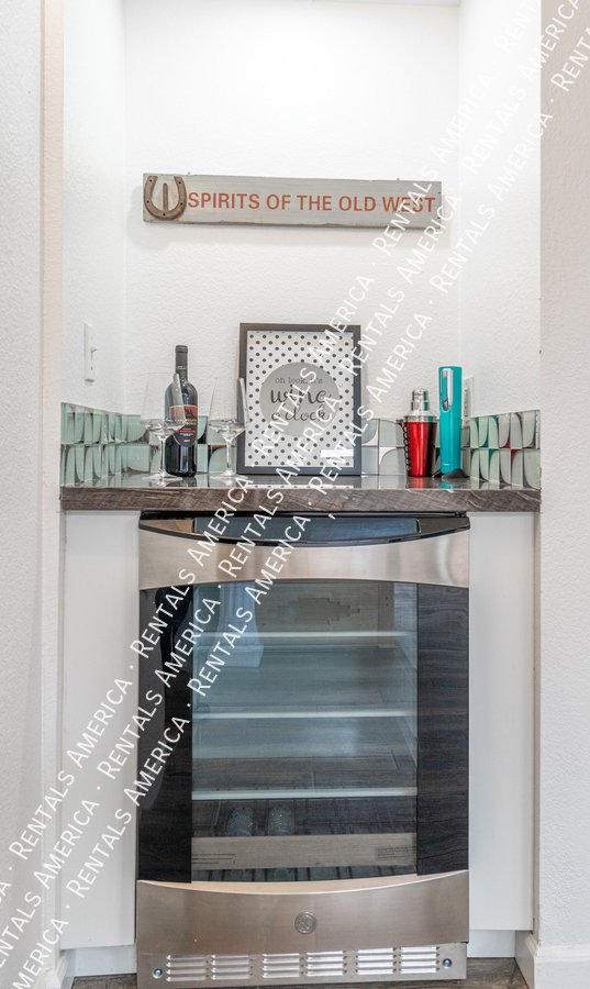 Spacious 5 Bedroom Home With Refreshing Pool & Large Backyard!!! property image