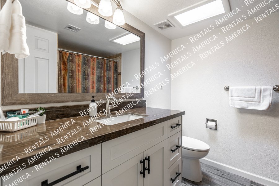 Spacious 5 Bedroom Home With Refreshing Pool & Large Backyard!!! property image