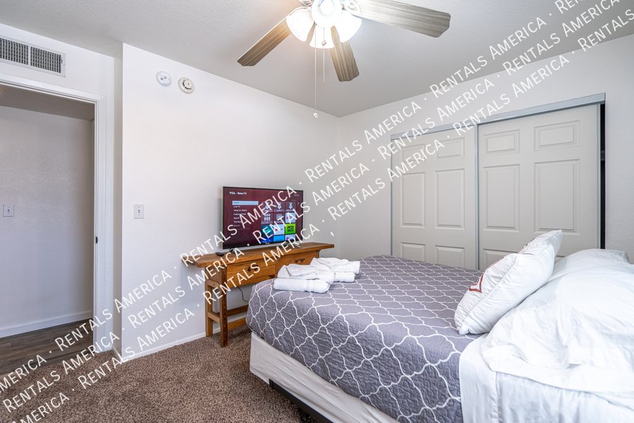 Spacious 5 Bedroom Home With Refreshing Pool & Large Backyard!!! property image