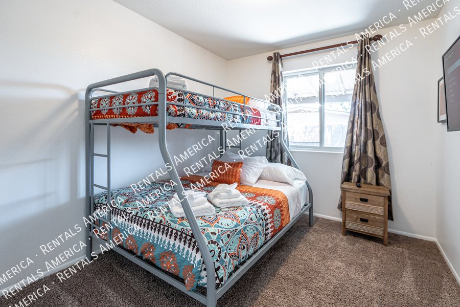 Spacious 5 Bedroom Home With Refreshing Pool & Large Backyard!!! property image