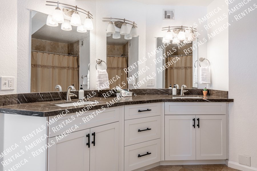 Spacious 5 Bedroom Home With Refreshing Pool & Large Backyard!!! property image