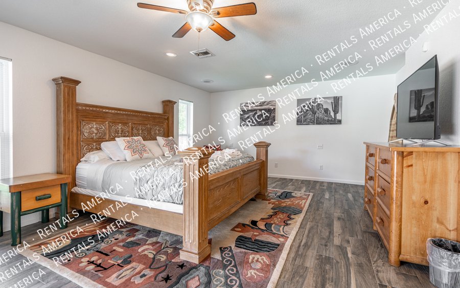 Spacious 5 Bedroom Home With Refreshing Pool & Large Backyard!!! property image