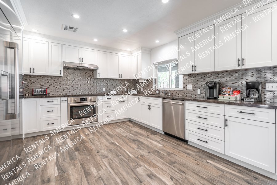 Spacious 5 Bedroom Home With Refreshing Pool & Large Backyard!!! property image