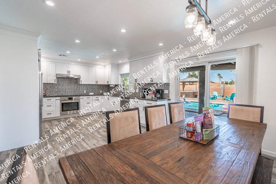 Spacious 5 Bedroom Home With Refreshing Pool & Large Backyard!!! property image