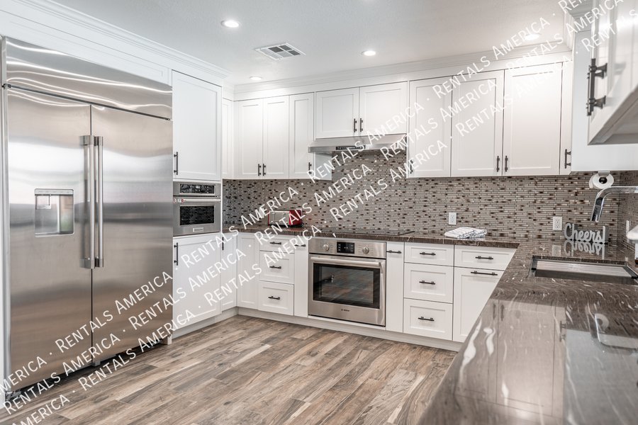 Spacious 5 Bedroom Home With Refreshing Pool & Large Backyard!!! property image