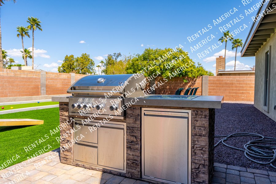 Spacious 5 Bedroom Home With Refreshing Pool & Large Backyard!!! property image