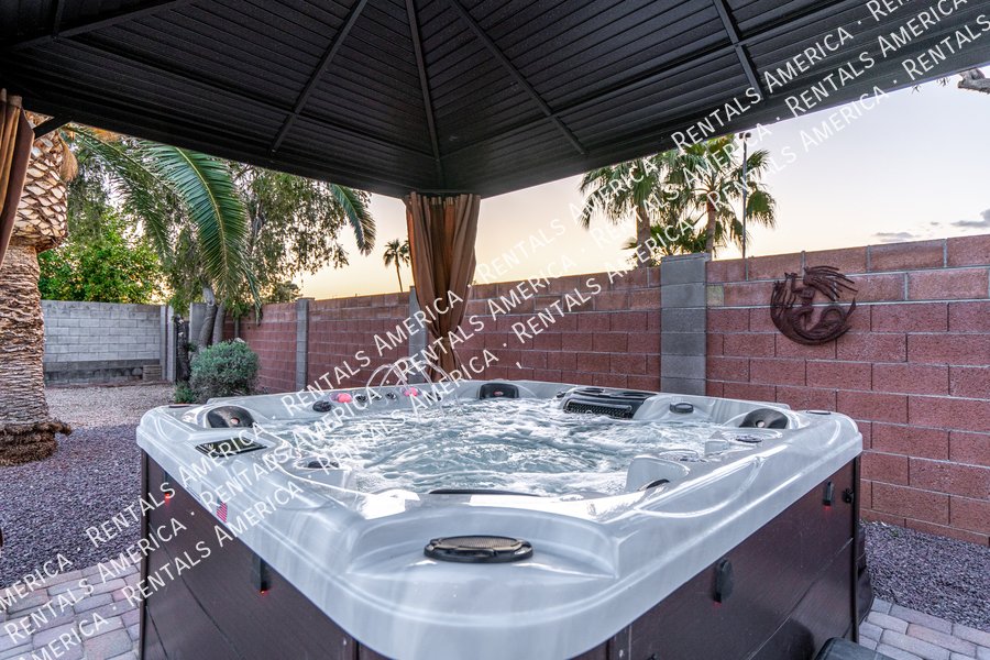 Spacious 5 Bedroom Home With Refreshing Pool & Large Backyard!!! property image