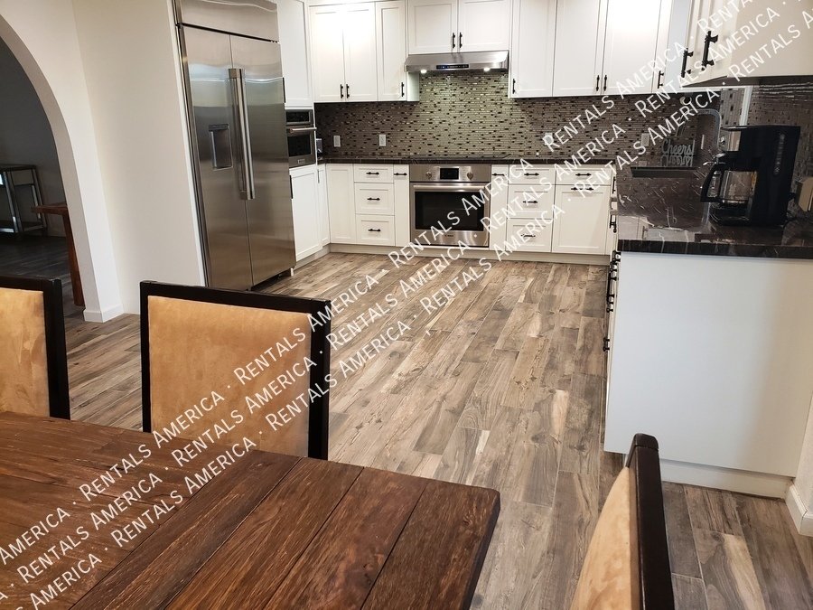 Spacious 5 Bedroom Home With Refreshing Pool & Large Backyard!!! property image