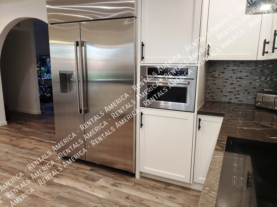 Spacious 5 Bedroom Home With Refreshing Pool & Large Backyard!!! property image