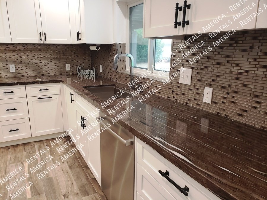 Spacious 5 Bedroom Home With Refreshing Pool & Large Backyard!!! property image