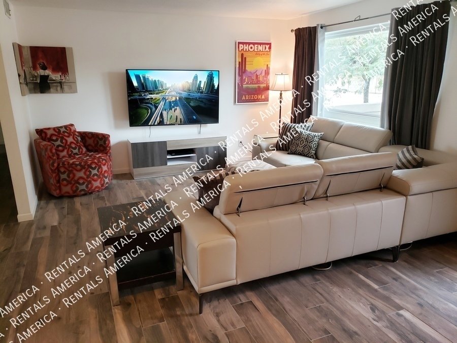 Spacious 5 Bedroom Home With Refreshing Pool & Large Backyard!!! property image