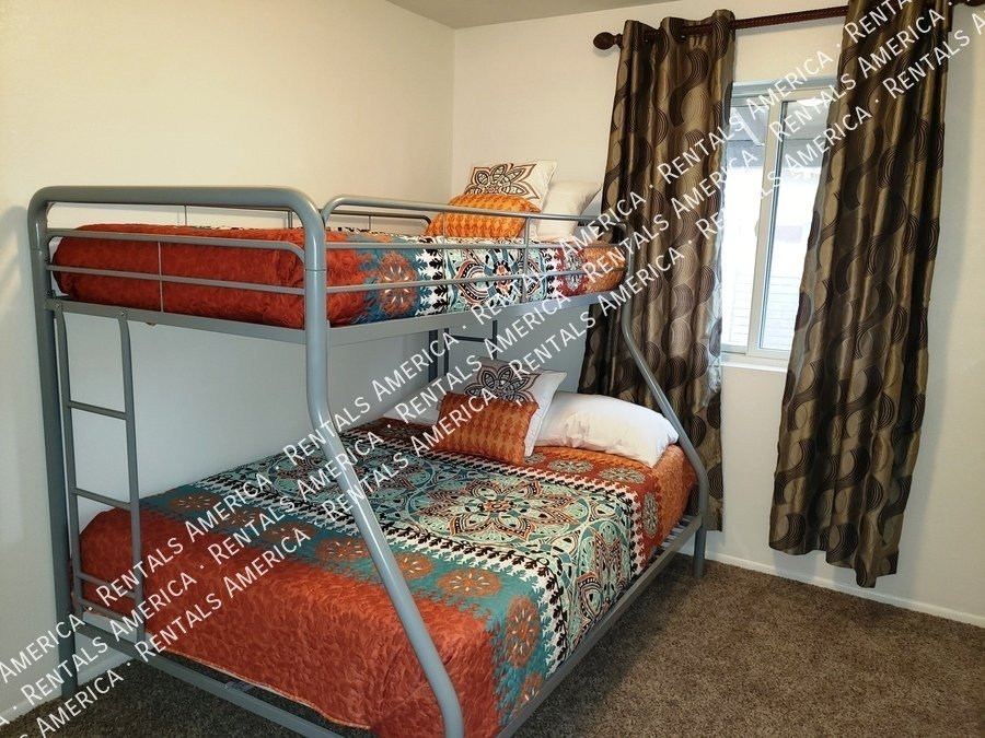 Spacious 5 Bedroom Home With Refreshing Pool & Large Backyard!!! property image