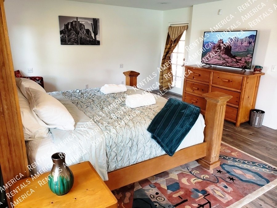 Spacious 5 Bedroom Home With Refreshing Pool & Large Backyard!!! property image