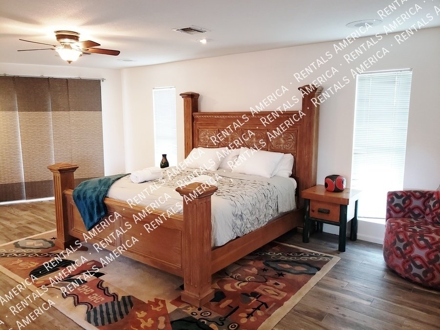 Spacious 5 Bedroom Home With Refreshing Pool & Large Backyard!!! property image