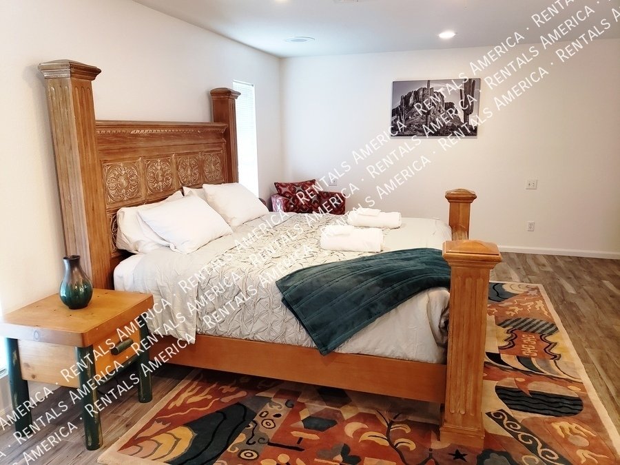 Spacious 5 Bedroom Home With Refreshing Pool & Large Backyard!!! property image