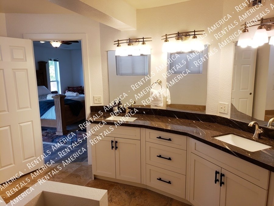 Spacious 5 Bedroom Home With Refreshing Pool & Large Backyard!!! property image