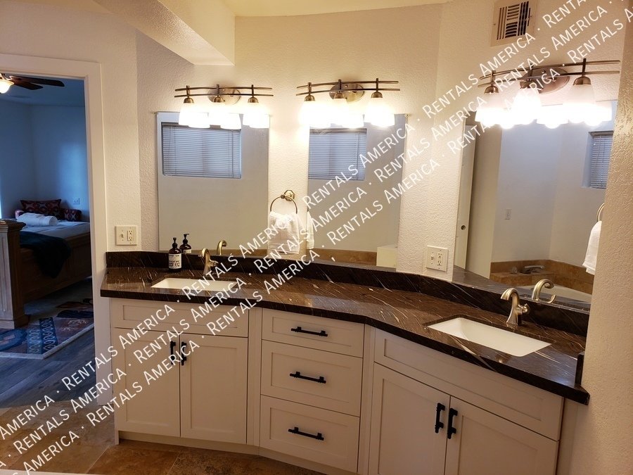 Spacious 5 Bedroom Home With Refreshing Pool & Large Backyard!!! property image