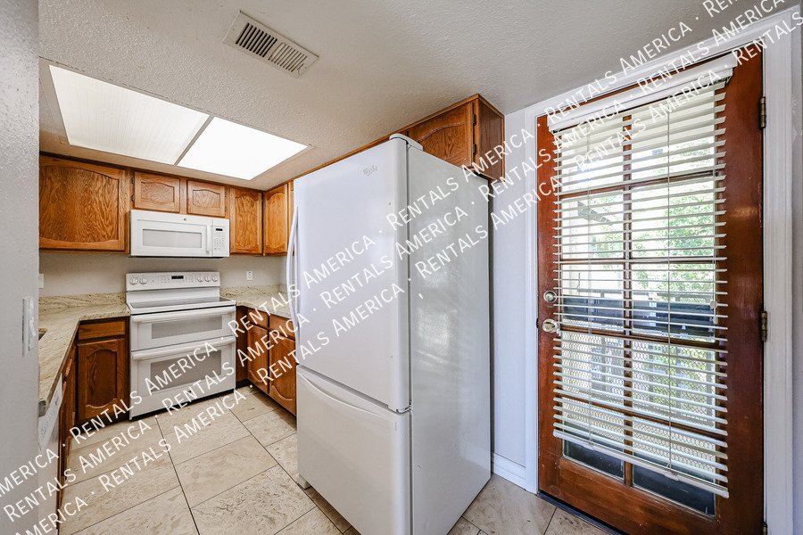 Light and Bright 2bed 2bath Gated Community property image